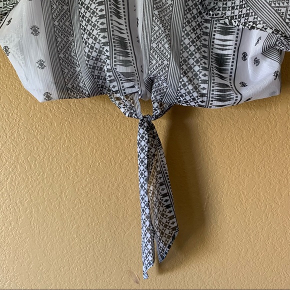 Shimmer Express Tie Front White & Gray Print Blouse - Medium - New With Tags - Picture 5 of 8